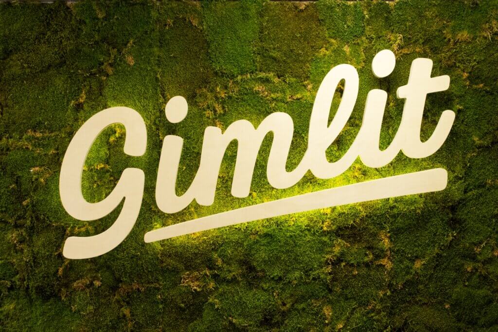 Webbyrå Gimlits logotyp som sitter på väggen på Uppsalakontoret